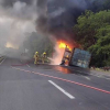 Carreta com sucata tomba e incendeia na BR 386