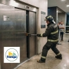 Bombeiros voluntários resgatam moradora de elevador em pane