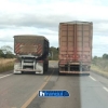 Carreta faz ultrapassagem em local proibido
