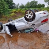 Carro aquaplana e capota às margens da RS 168