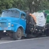 Carroceria de caminhão parte ao meio
