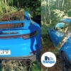 Porsche de R$ 2,2 milhões abandonada no meio do mato